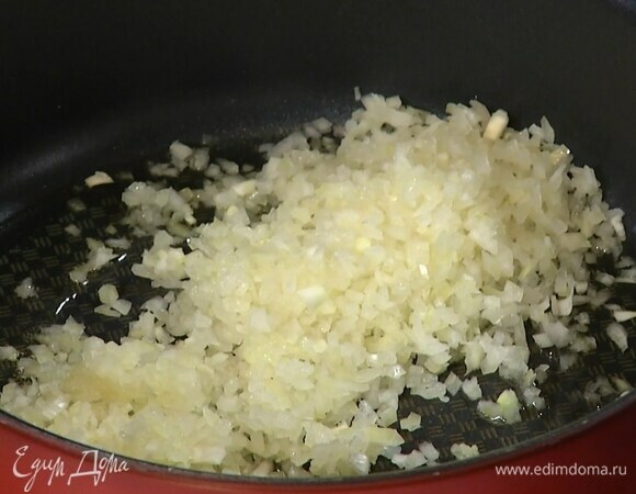 Лук почистить, мелко порубить и обжарить на оливковом масле.