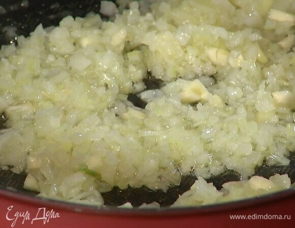 Чеснок почистить, мелко порубить, добавить к луку и обжарить, затем слегка посолить и перемешать.