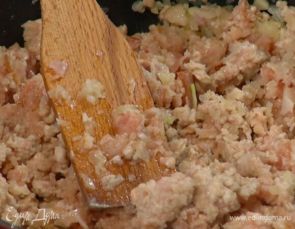 Свинину и грудинку нарезать небольшими кусочками и измельчить в блендере, затем выложить к луку с чесноком, посолить и обжарить.