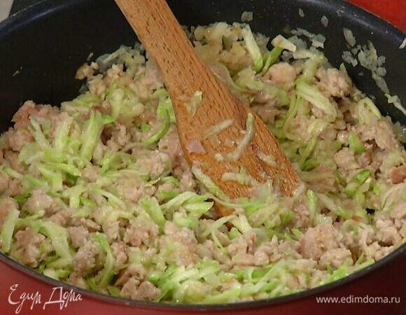 Кабачок натереть на крупной терке, добавить к мясу и жарить все до готовности, так чтобы лишняя влага выпарилась.