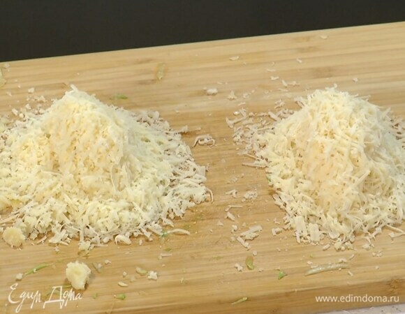 Оба вида сыра натереть на мелкой терке.