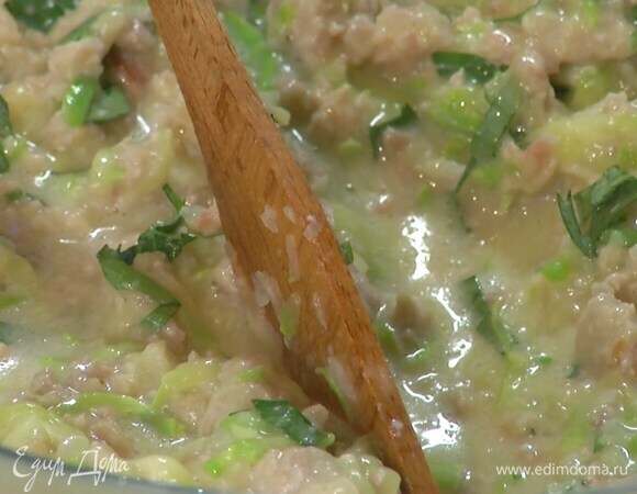 Три яйца разбить в глубокую миску и разболтать вилкой, добавить натертый сыр, мясную начинку, петрушку и все перемешать.