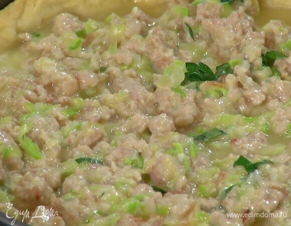 С подпеченного коржа снять бумагу с бобовыми и равномерно заполнить его начинкой.