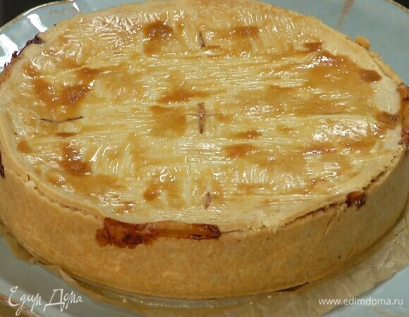 Оставшееся тесто раскатать, вырезать из него круг по размеру формы и накрыть начинку. Прижать края, сделать в центре небольшой крестообразный надрез. Смазать пирог оставшимся яйцом и выпекать еще около часа.