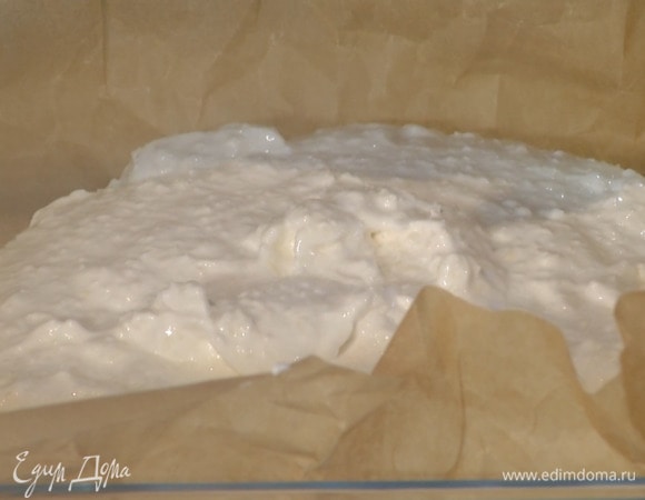 Приготовить безе: яичные белки с солью взбить в комбайне с насадкой-венчиком, уменьшить скорость, небольшими порциями всыпать сахарную пудру и взбивать 3–4 минуты, затем ввести кокосовую стружку и вымешать все лопаткой.