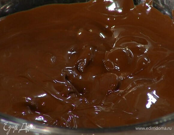 Шоколад растопить на водяной бане и остудить, так чтобы он был теплым.