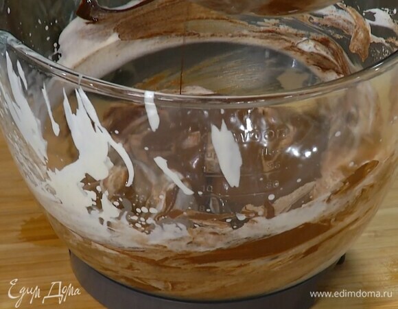 Приготовить трюфельный мусс: охлажденные сливки взбить в комбайне с насадкой-венчиком в пышную массу, затем, непрерывно перемешивая лопаткой, тонкой струйкой влить растопленный шоколад.
