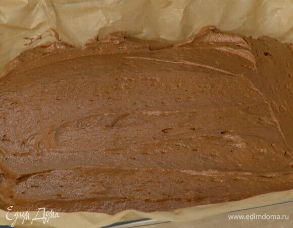 Выложить трюфельную массу на остывший кокосовый корж, равномерно распределить и отправить в холодильник.