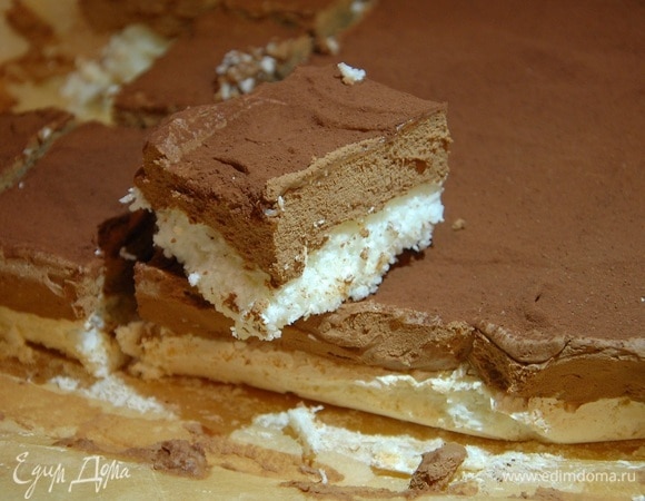 Охлажденный десерт посыпать какао.