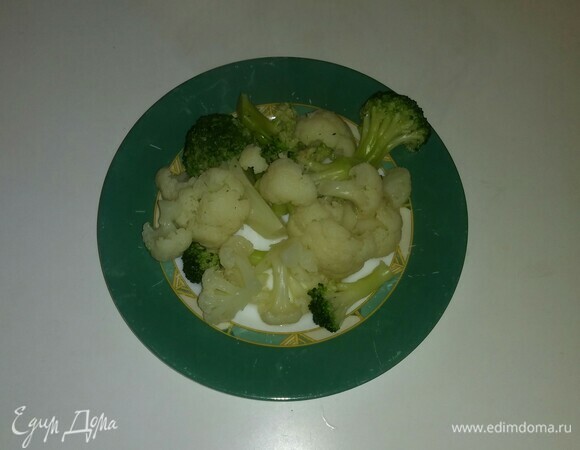 Брокколи и цветную капусту разморозить при комнатной температуре.