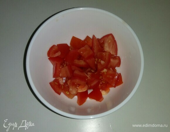 Помидоры нарезать так же, как и репчатый лук.