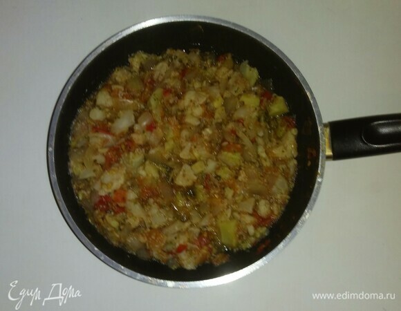 На сковороду влить растительное масло и выложить все овощи. Поставить на большой огонь маленькой конфорки и, помешивая, тушить овощи около 5 минут. Затем добавить сушеный молотый чеснок, соль и смесь свежемолотого перца. Перемешать и убавить огонь до минимума. Добавить мясной бульон и соевый соус. Тушить овощи до готовности, около 20 минут.