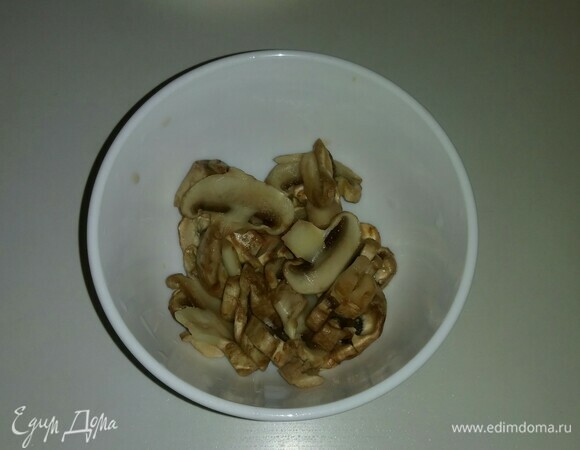 Для этого рецепта я использовала консервированные шампиньоны (целые), их нужно нарезать тонкими пластинками.