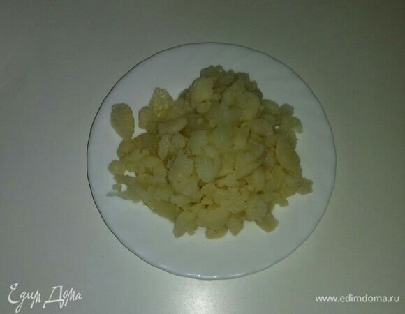 Цветную капусту разморозить при комнатной температуре, а затем мелко нарезать.