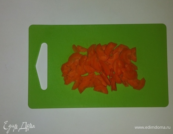 Морковь почистить, разрезать пополам и нарезать тонкими ломтиками.