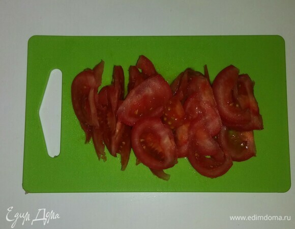 Помидор — тонкими дольками.