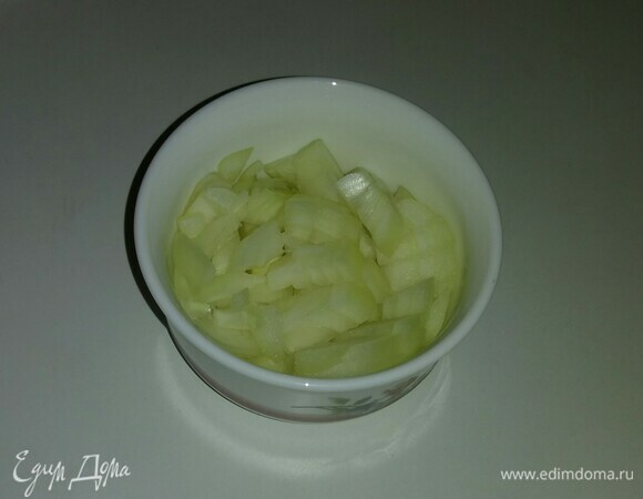 Репчатый лук — мелкими кубиками.