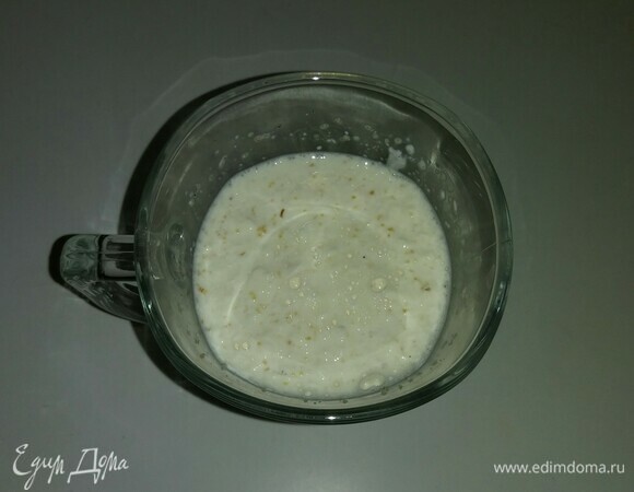 Для соуса соединить молоко, майонез, сушеный молотый чеснок, соль и черный молотый перец. Все перемешать до однородного состояния.