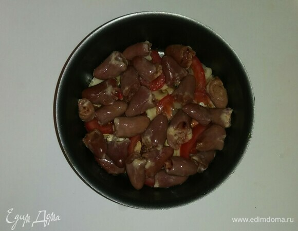 После чего на овощной слой выложить слой из сердечек.