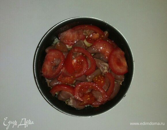 И поверх сердечек — вторую половину помидоров.