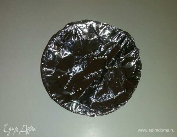 Затем полить все соусом. Закрыть фольгой, сделав в ней дырочки. Разогреть духовку до 185°C и поставить в нее форму с сердечками и овощами на 55 минут (время приготовления зависит от вашей духовки). Приятного аппетита!