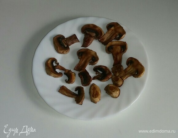 Шампиньоны нарезать пластинами и затем, смазав сковороду растительным маслом, обжарить их до готовности.