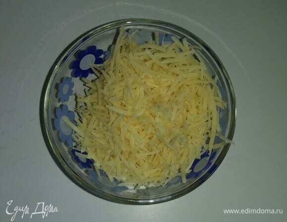 Сыр натереть на мелкой терке.