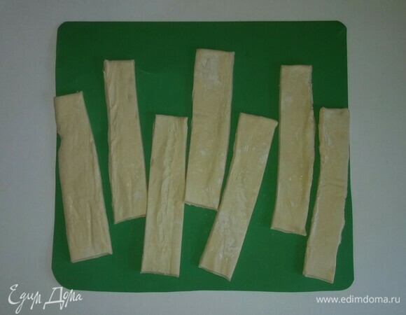 Нарезать пласт теста на прямоугольники (у меня получилось 7 штук).