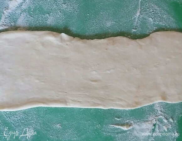 Посыпать рабочую поверхность мукой. Затем взять каждый прямоугольник и раскатать его до толщины около 2 мм.