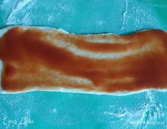 Смазать все прямоугольники протертыми помидорами.