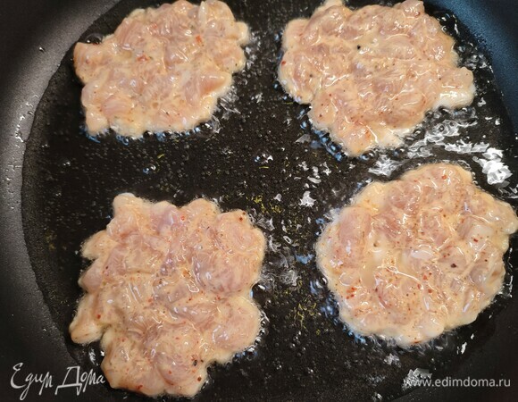 Разогреть сковороду с маслом. Столовой ложкой выкладывать фарш и жарить котлеты на умеренном огне с двух сторон до золотистого цвета.