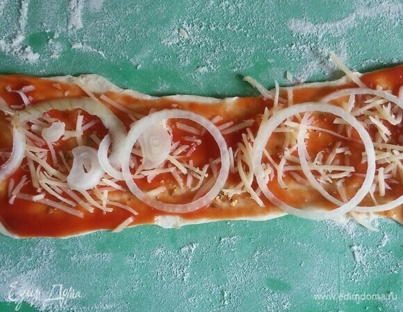 Для овощного слоя нарезать репчатый лук кольцами, затем распушить их руками и выложить на все прямоугольники.