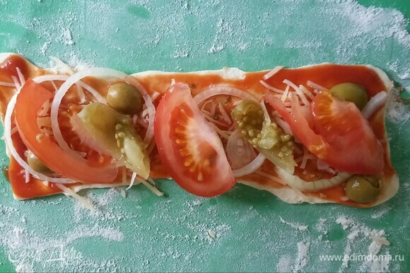 На другие прямоугольники — помидоры (свежий и соленый) и часть оливок.
