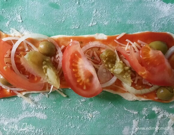 На другие прямоугольники — помидоры (свежий и соленый) и часть оливок.