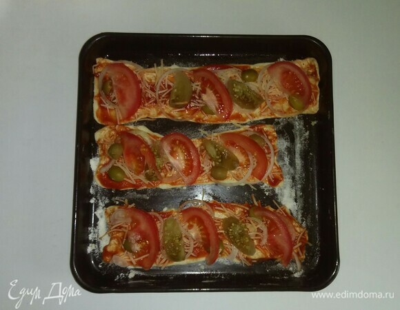 Я выпекала пиццеты на двух притивнях. Каждый из них нужно смазать растительным маслом, чуть посыпать блинной мукой. Затем выложить пиццеты (здесь у меня томатные) и поставить в разогретую до 185°C духовку на 17 минут (время приготовления зависит от вашей духовки).