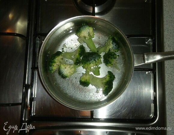 Отварить брокколи в кипящей подсоленной воде до готовности.