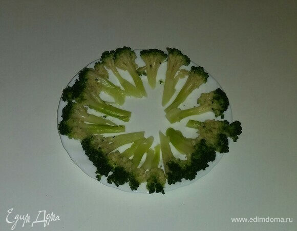 Затем остудить брокколи при комнатной температуре и нарезать маленькими кусочками.