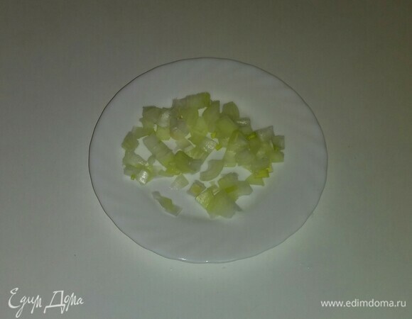 Репчатый лук очистить от шелухи, помыть и нарезать мелкими кубиками.