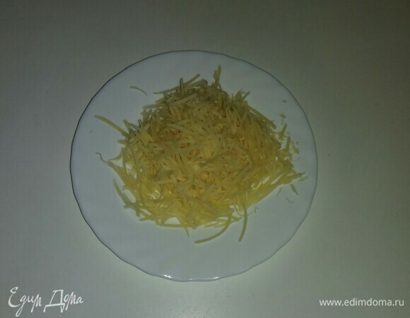 Сыр натереть на мелкой терке.