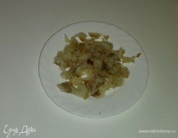 Филе трески — мелкими кубиками.
