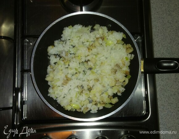 Рис отварить до готовности. Смазать сковороду растительным маслом и обжарить нарезанный репчатый лук. Затем добавить к луку рыбное филе, перемешать, убрать огонь до минимума и, помешивая, обжарить рыбное филе до готовности. Когда филе будет готово, добавить в сковороду отварной рис, перемешать и держать на плите еще нескольно минут. Затем снять сковороду с плиты.