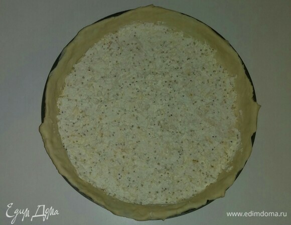 Смазать противень растительным маслом, посыпать блинной мукой и раскатать по форме противня тесто. Формируем бортик (лишние части теста убрать, так как они не понадобятся). Затем наколоть тесто вилкой и выложить на него смесь творога, горчицы, сыра и соли, разравнивая по поверхности теста.