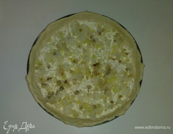 Затем на творожный слой выкладываем по всей поверхности теста обжаренное филе с луком и рисом.