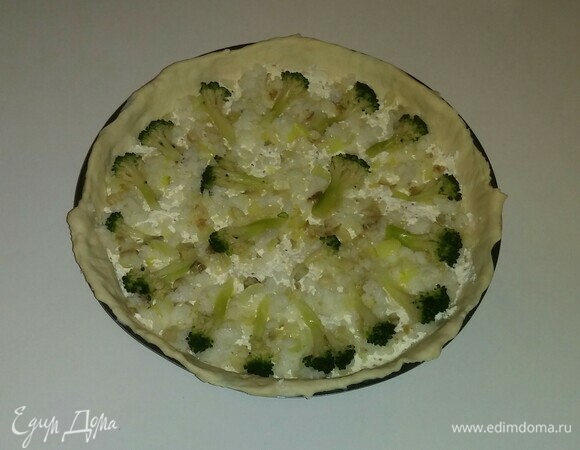 Затем выкладываем слой брокколи. Разограваем духовку до 180°C и ставим в нее противень с пирогом на 30 минут (время приготовления зависит от вашей духовки).