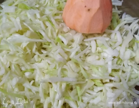 Капусту мелко нашинковать, посолить, помять.