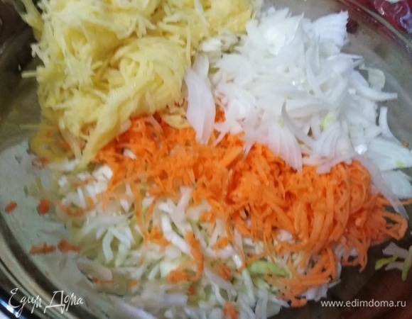 Батат и картошку натереть на терке. Последнюю отжать от жидкости. Лук нарезать. Соединить все с капустой.
