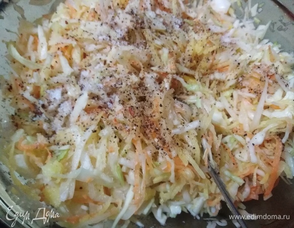 Добавить соль и перец.