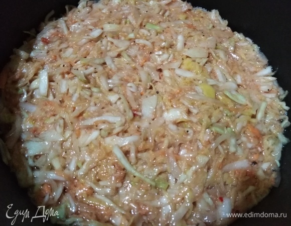 Выложить овощную массу. Под крышкой на тихом огне тушить 15 минут.