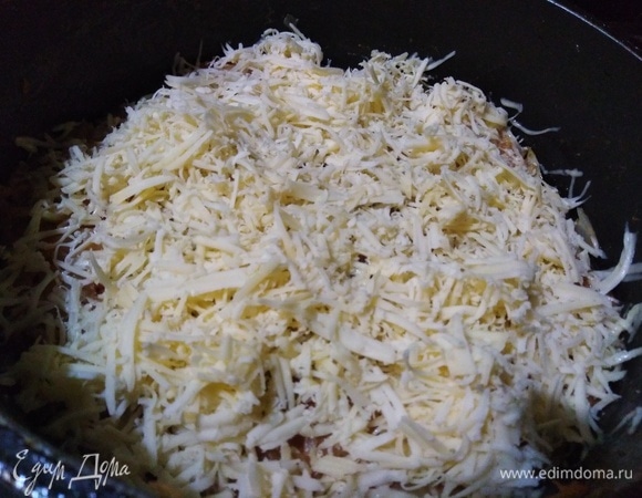 Посыпать натертым сыром.