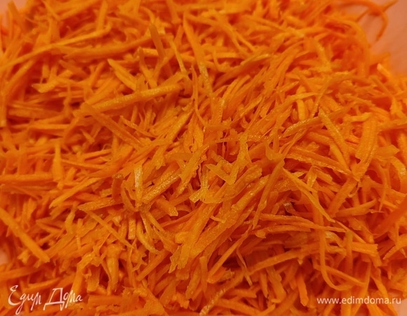 Морковь почистить и натереть на терке для корейской моркови. В ингредиентах указан вес уже очищенной моркови. Добавить соль. Перемешать, немного проминая морковь руками. Оставить на 10 минут.
